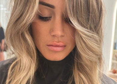 Elegant hair styling at Cream Hair Artistry by Tove, Southport, Queensland, AU. Featuring beautiful wavy highlights.