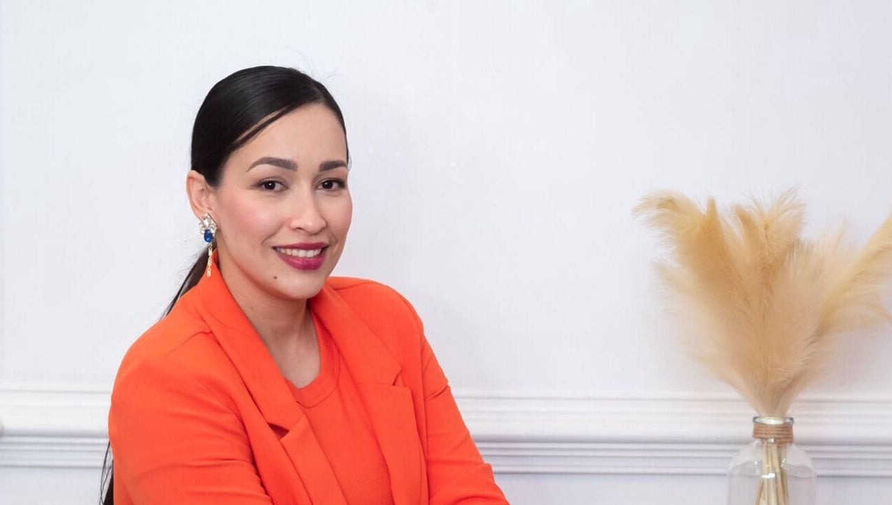 Mujer sonriente en blazer naranja en Gaby Quijada, Online, Georgia, US.