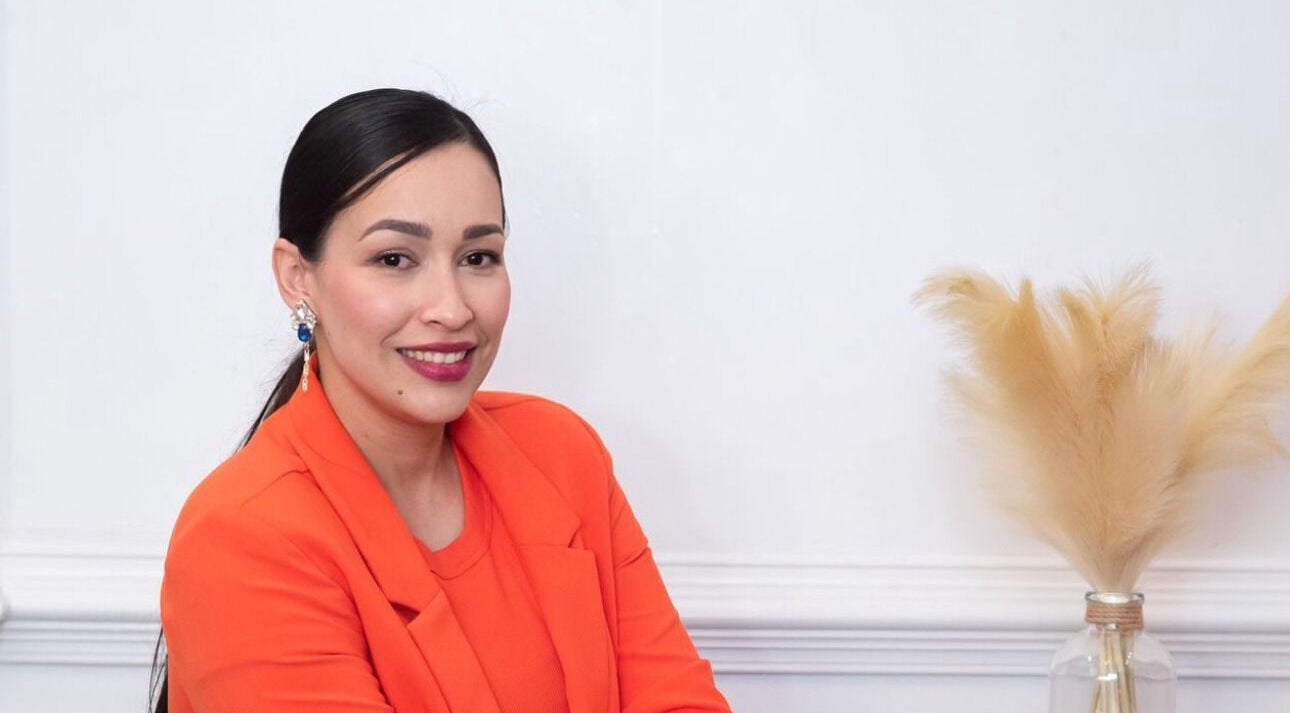 Mujer sonriente en blazer naranja en Gaby Quijada, Online, Georgia, US.