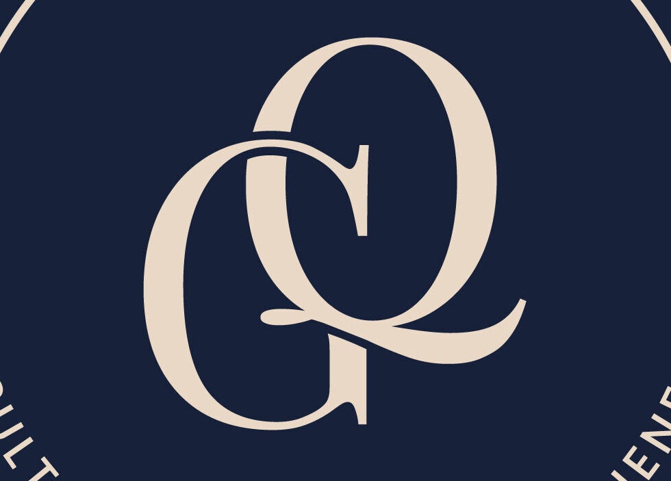 Logotipo de Gaby Quijada en azul y beige, consultoría de bienestar online desde Georgia, EE. UU.