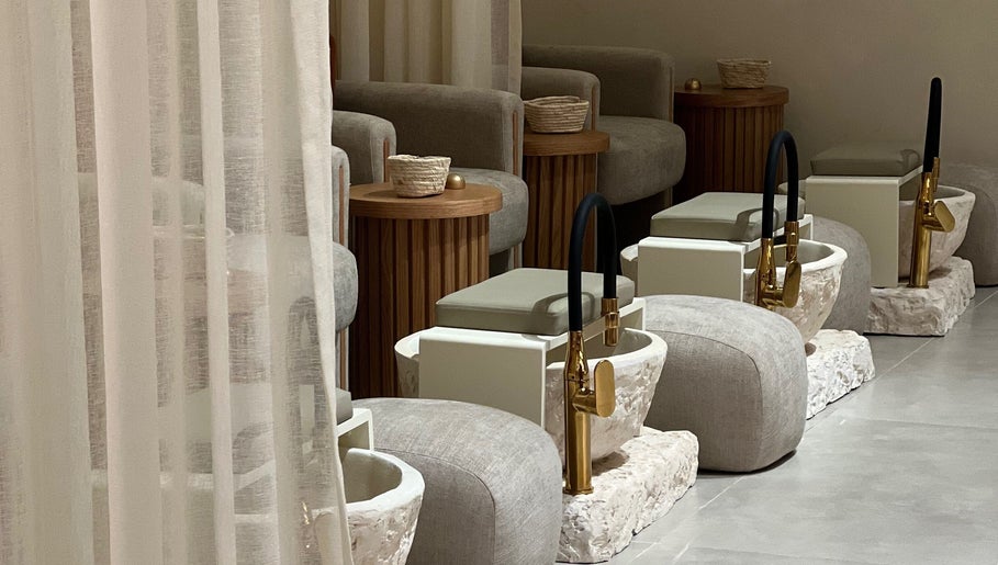 منطقة العناية بالقدمين في سبا سباركلينغ ببريدة، منطقة القصيم، SA تعرض كراسي فاخرة ومساحة راقية.