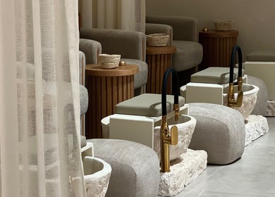 منطقة العناية بالقدمين في سبا سباركلينغ ببريدة، منطقة القصيم، SA تعرض كراسي فاخرة ومساحة راقية.