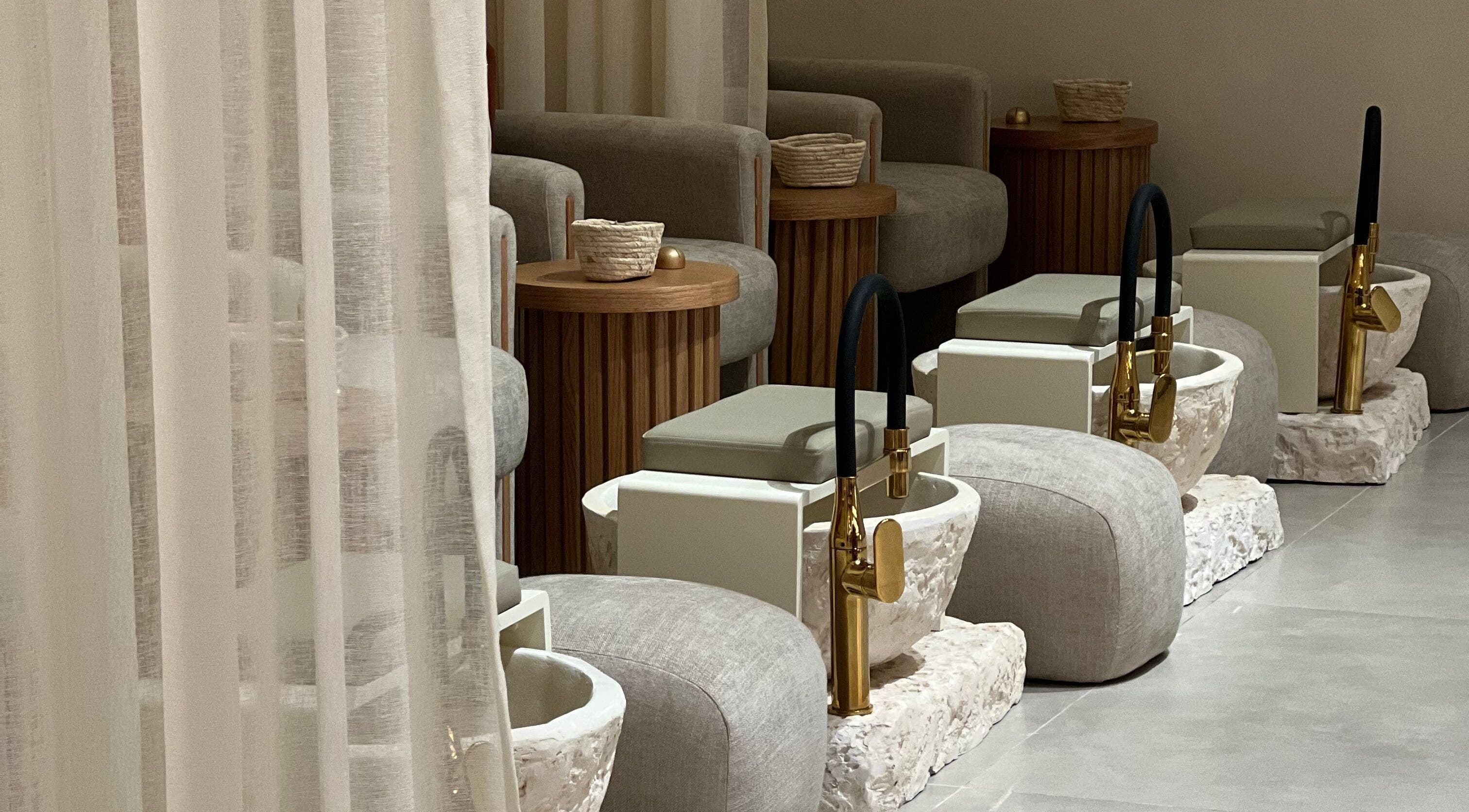 منطقة العناية بالقدمين في سبا سباركلينغ ببريدة، منطقة القصيم، SA تعرض كراسي فاخرة ومساحة راقية.