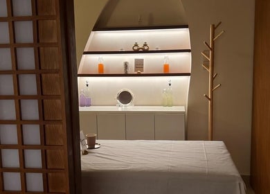 غرفة استرخاء في منتجع Sparkling Spa ببريدة, منطقة القصيم, SA تضم طاولة تدليك وديكورات خشبية.