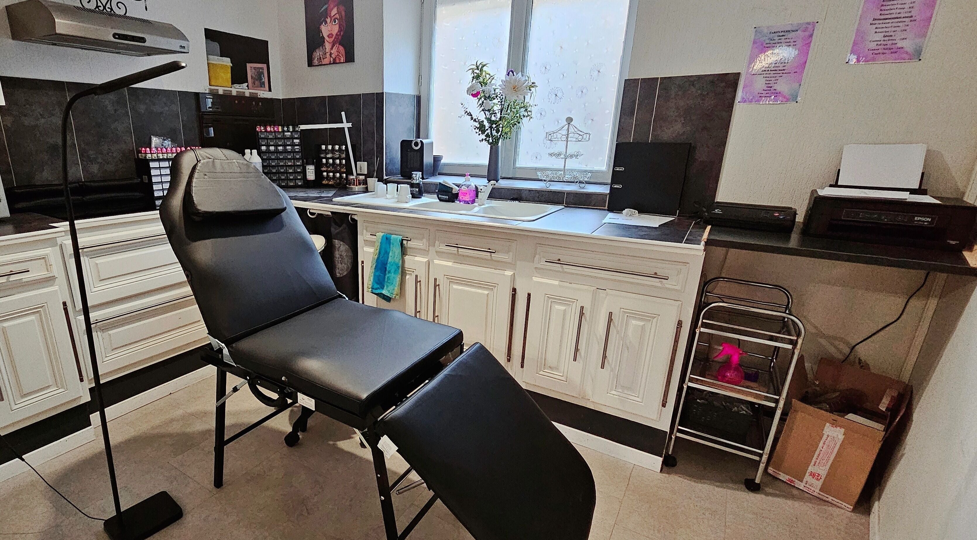 Intérieur de Body Beauty By Marine à Bettant, Auvergne-rhône-alpes, FR, avec table de soin moderne.