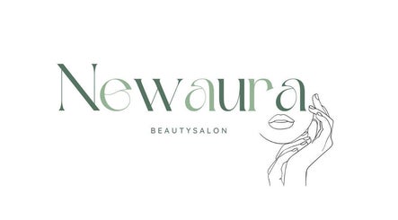 Logo van Newaura beautysalon in Lokeren, Vlaams Gewest, BE. Elegante lijntekening van een gezicht en handen.