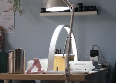 Moderne schoonheidssaloninrichting bij Newaura, Lokeren, Vlaams Gewest, BE met elegante lampen.