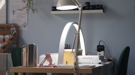 Moderne schoonheidssaloninrichting bij Newaura, Lokeren, Vlaams Gewest, BE met elegante lampen.