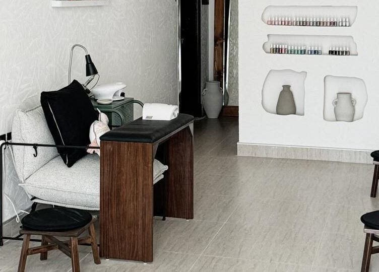 Relaxing nook at Bannanah Spa | بنانة سبا, featuring plush seating and modern decor in Riyadh, Riyadh Province, SA.