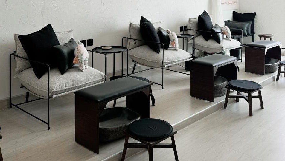 Relaxing seating area at Bannanah Spa | بنانة سبا, Riyadh, Riyadh Province, SA. Stylish chairs and footrests.