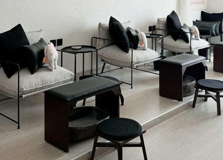 Relaxing seating area at Bannanah Spa | بنانة سبا, Riyadh, Riyadh Province, SA. Stylish chairs and footrests.