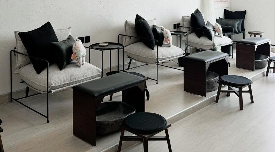 Relaxing seating area at Bannanah Spa | بنانة سبا, Riyadh, Riyadh Province, SA. Stylish chairs and footrests.