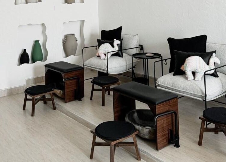 Relaxing pedicure seating at Bannanah Spa | بنانة سبا in Riyadh, Riyadh Province, SA featuring plush chairs.