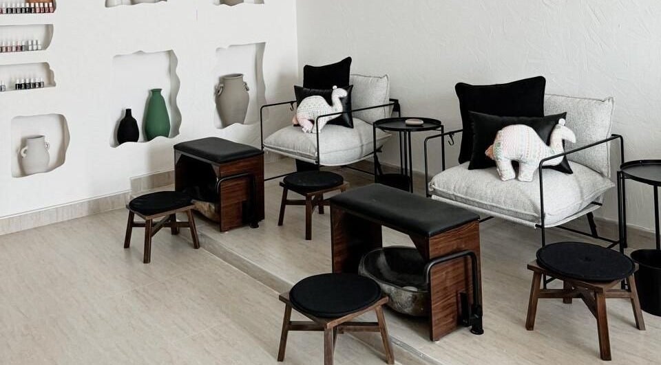 Relaxing pedicure seating at Bannanah Spa | بنانة سبا in Riyadh, Riyadh Province, SA featuring plush chairs.