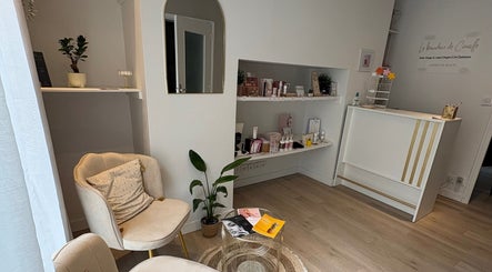 Intérieur chaleureux de Le Boudoir De Camille à Troyes, Grand Est, FR. Espace d'accueil élégant avec fauteuils.