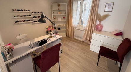 Coin manucure élégant à Le Boudoir De Camille, Troyes, Grand Est, FR. Décor raffiné et professionnel.