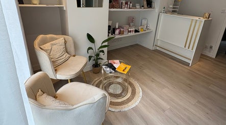 Espace accueil élégant de Le Boudoir De Camille à Troyes, Grand Est, FR avec fauteuils et déco moderne.
