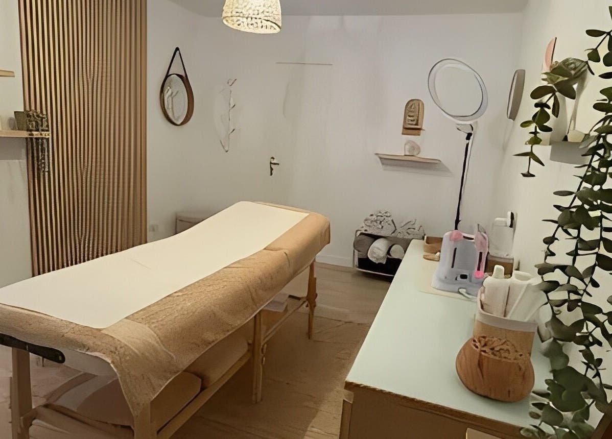 Salle de soins relaxante à Le Boudoir De Camille, Troyes, Grand Est, FR, avec table de massage et décor apaisant.