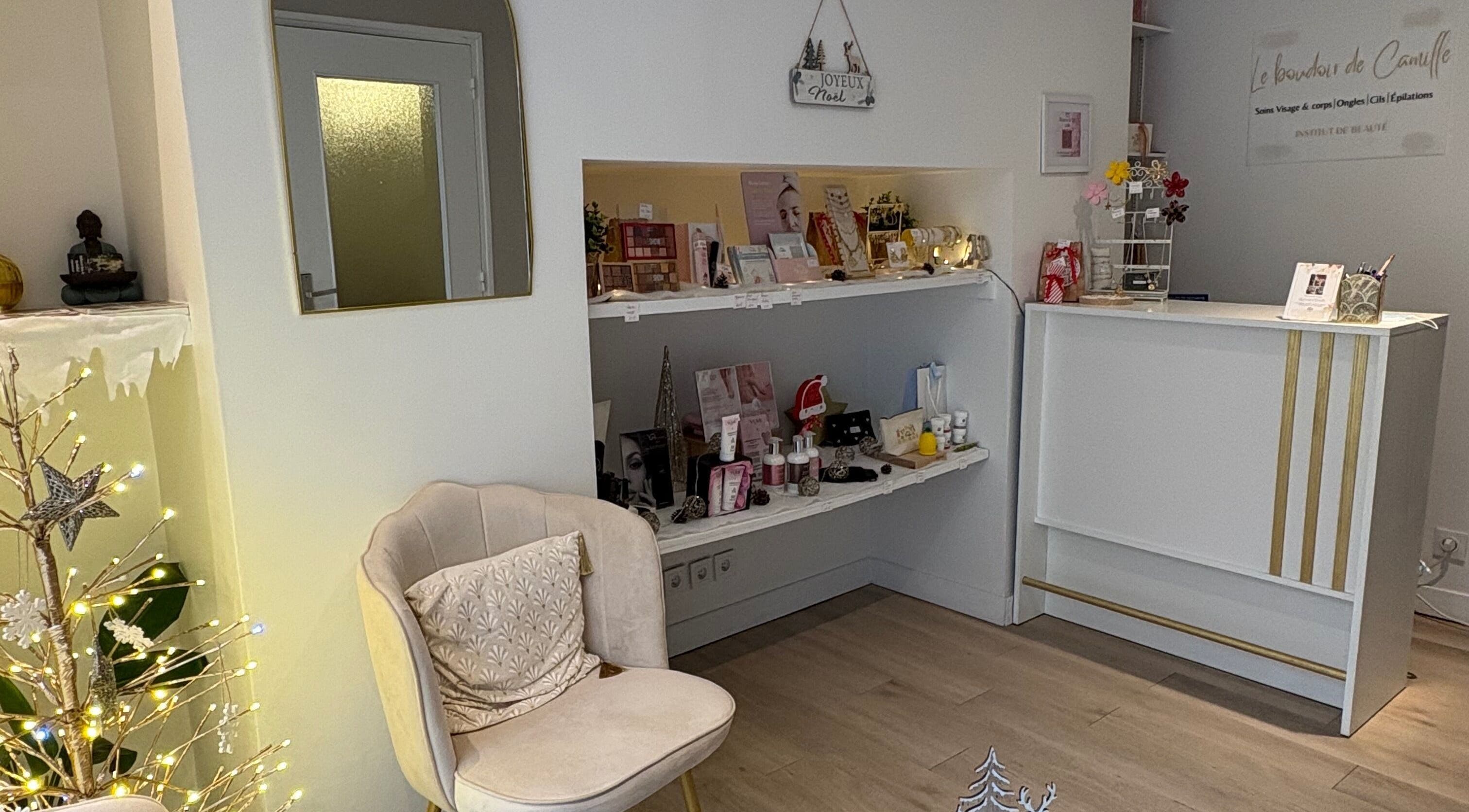 Intérieur de Le Boudoir De Camille à Troyes, Grand Est, FR, mettant en valeur un coin cosy et élégant.