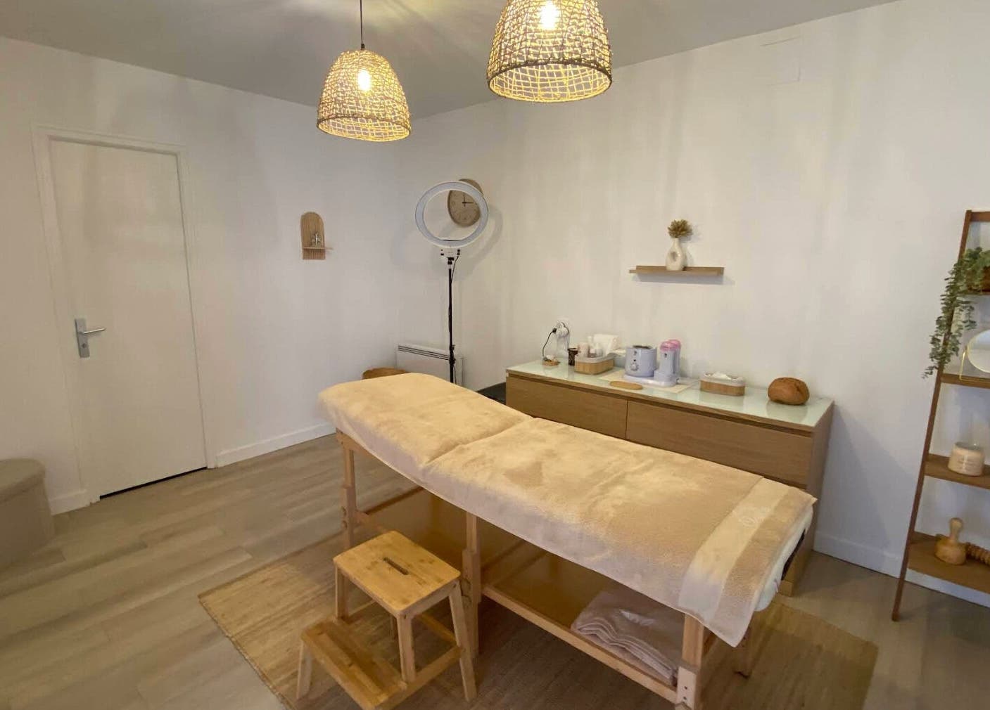 Salle de massage paisible à Le Boudoir De Camille, Troyes, Grand Est, FR, offrant détente et bien-être.