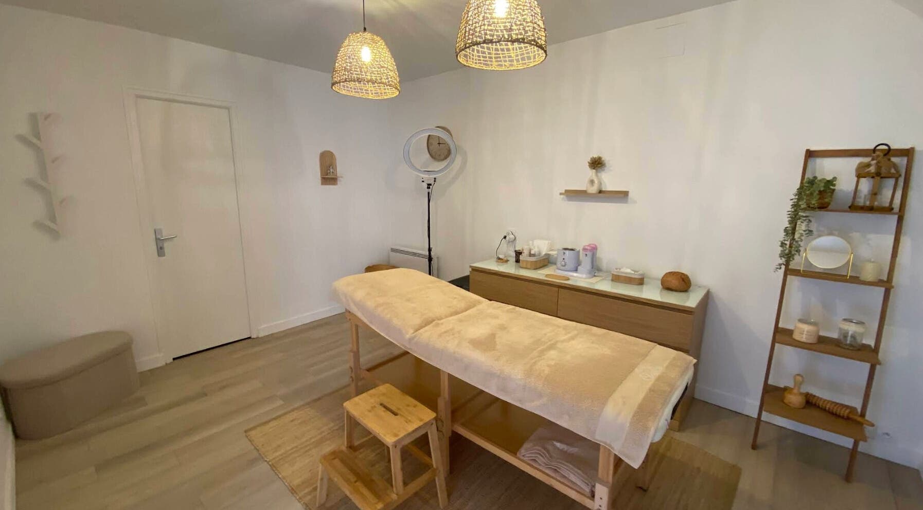 Salle de massage paisible à Le Boudoir De Camille, Troyes, Grand Est, FR, offrant détente et bien-être.