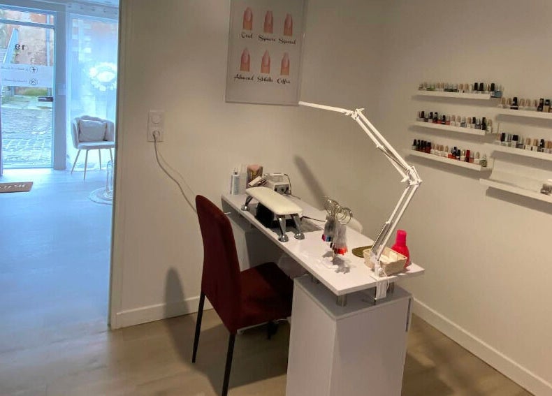 Salon manucure à Le Boudoir De Camille, Troyes, Grand Est, FR avec des étagères de vernis à ongles.
