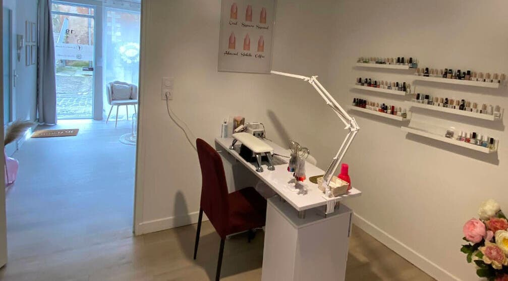 Salon manucure à Le Boudoir De Camille, Troyes, Grand Est, FR avec des étagères de vernis à ongles.