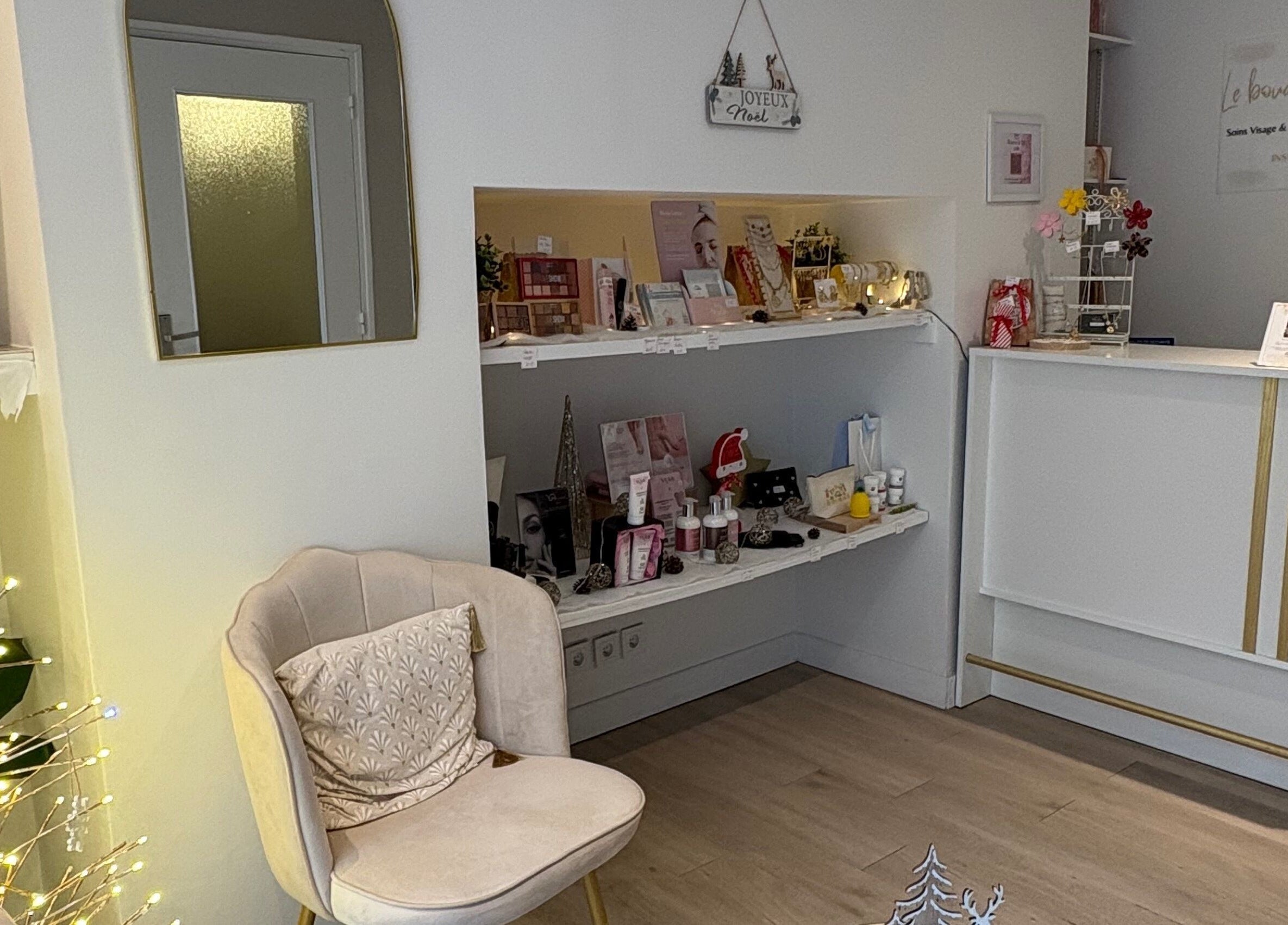 Zone d'accueil élégante au Le Boudoir De Camille, Troyes, Grand Est, FR, avec présentoirs décoratifs et chaises.