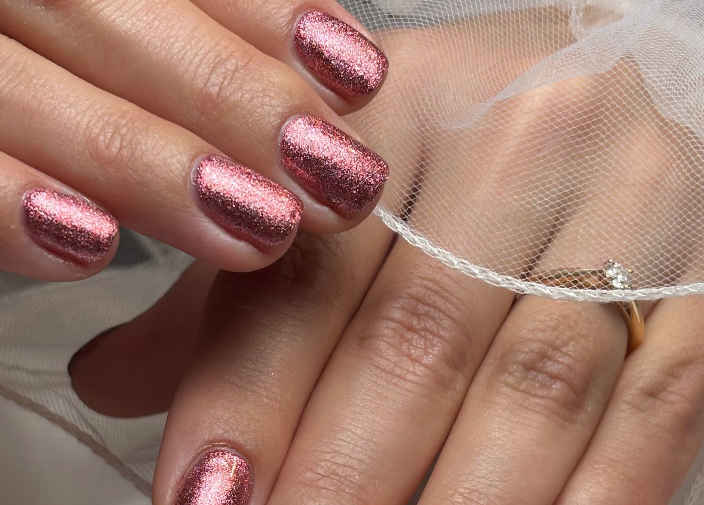 Manucure glamour avec vernis pailleté à Le Boudoir De Camille, Troyes, Grand Est, FR.