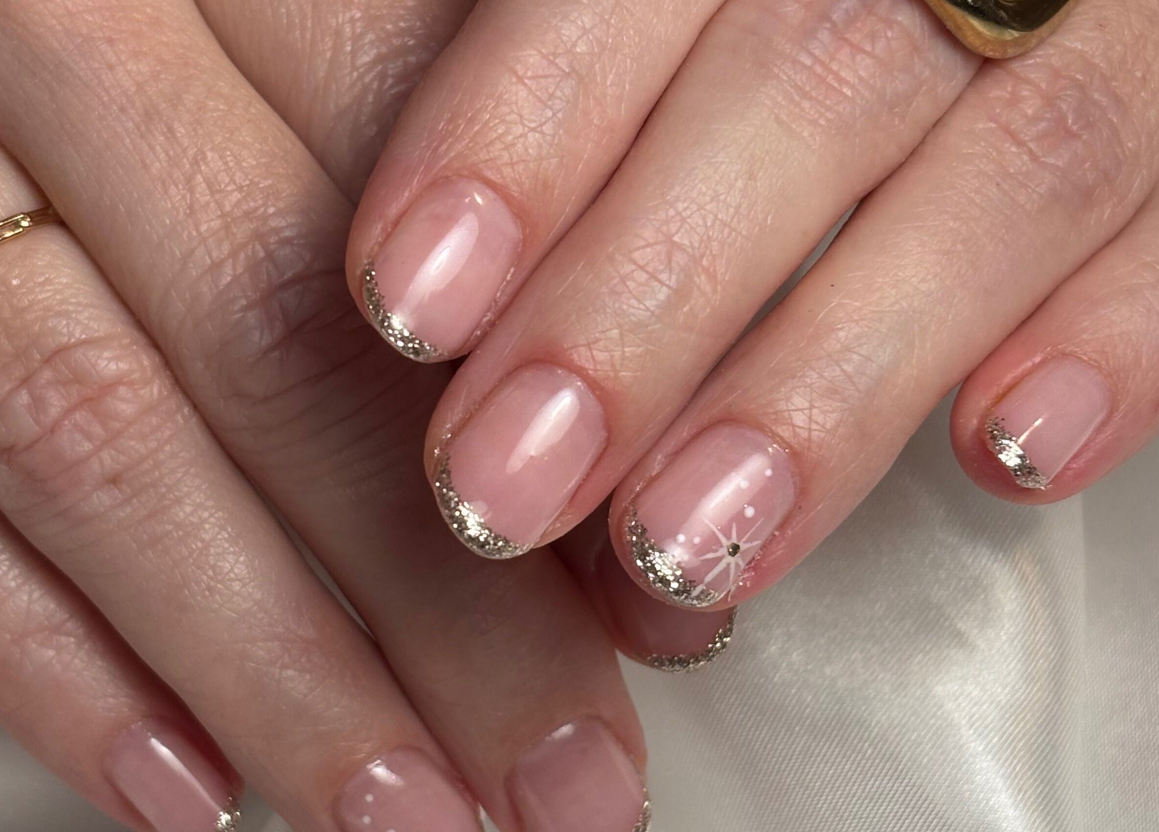 Manucure élégante avec paillettes à Le Boudoir De Camille, Troyes, Grand Est, FR.