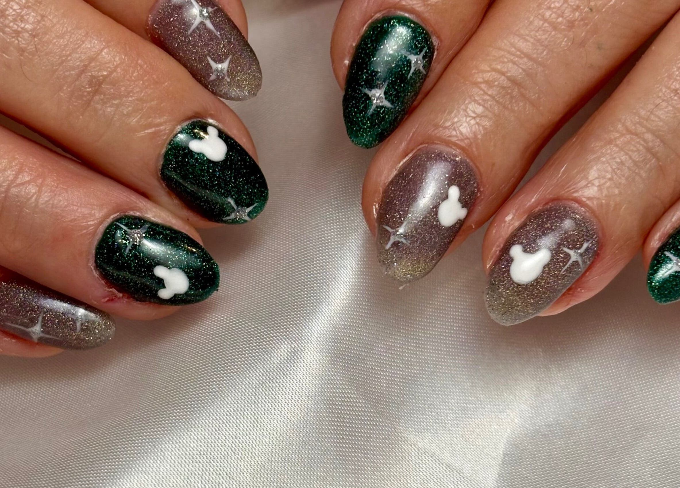 Manucure étoilée à Le Boudoir De Camille, Troyes, Grand Est, FR. Ongles scintillants et élégants.