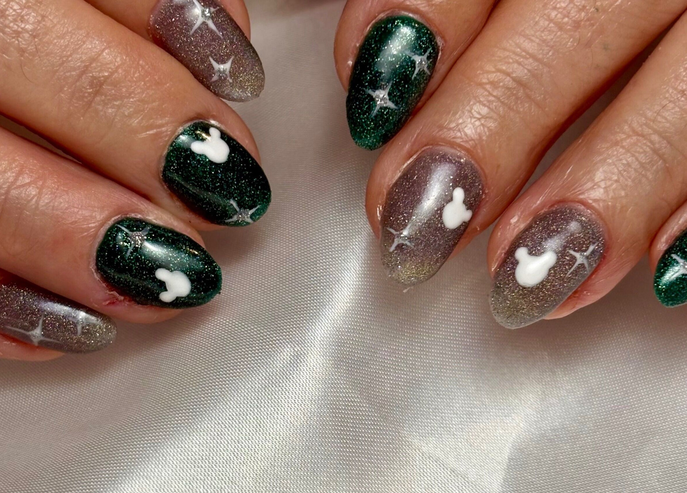 Manucure étoilée à Le Boudoir De Camille, Troyes, Grand Est, FR. Ongles scintillants et élégants.