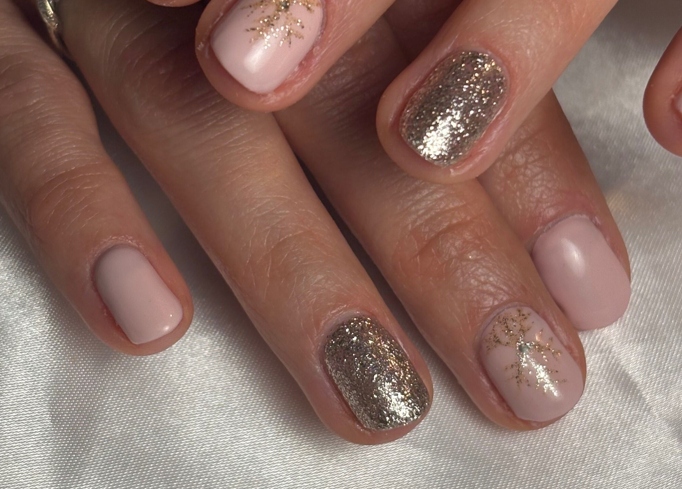 Manucure élégante avec paillettes à Le Boudoir De Camille, Troyes, Grand Est, FR.