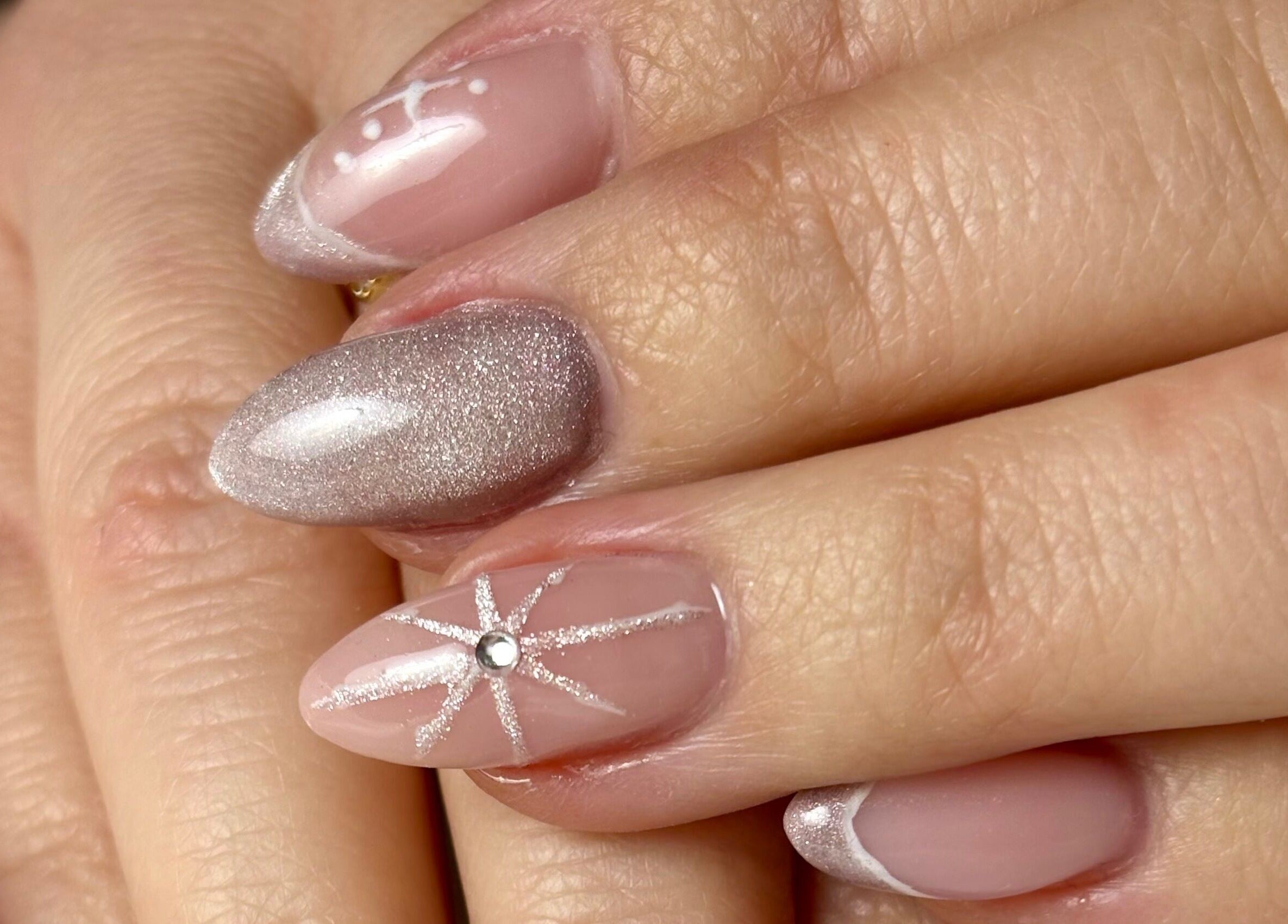 Manucure élégante avec paillettes à Le Boudoir De Camille, Troyes, Grand Est, FR.