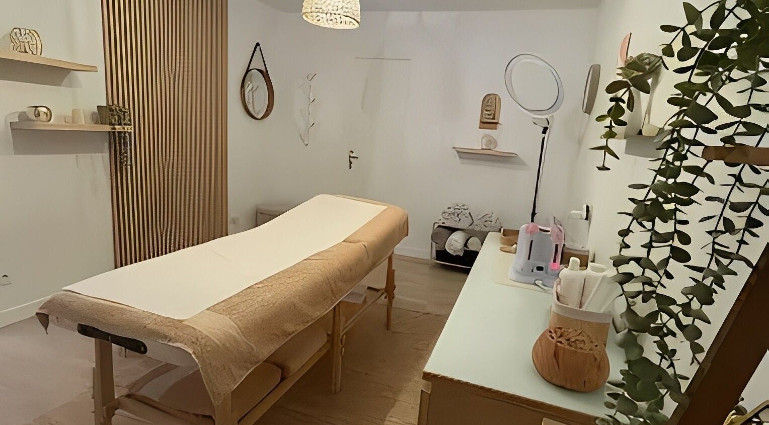 Salle de massage accueillante à Le Boudoir De Camille, Troyes, Grand Est, FR, aménagée avec élégance.