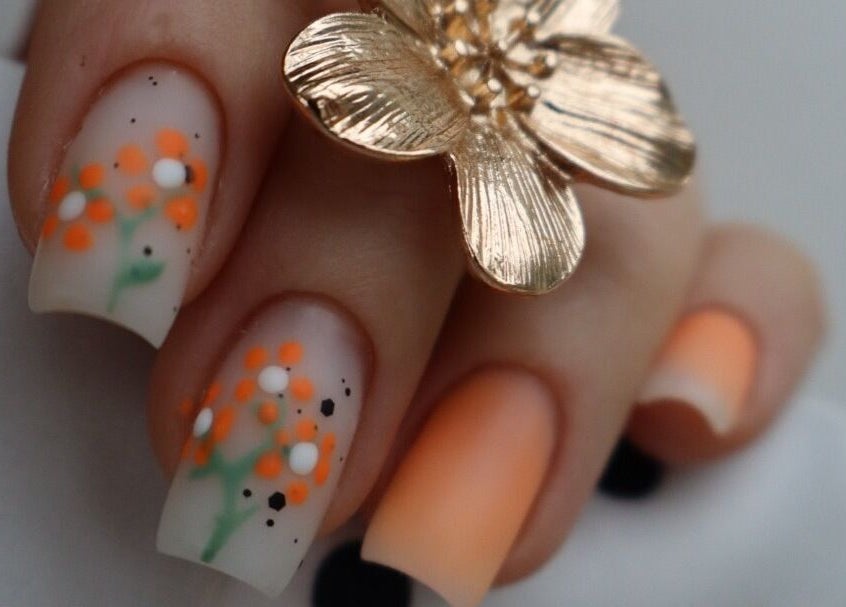 Elegant floral nail art at æló beauty, Sola, Rogaland, NO. Stunning details on manicured nails.