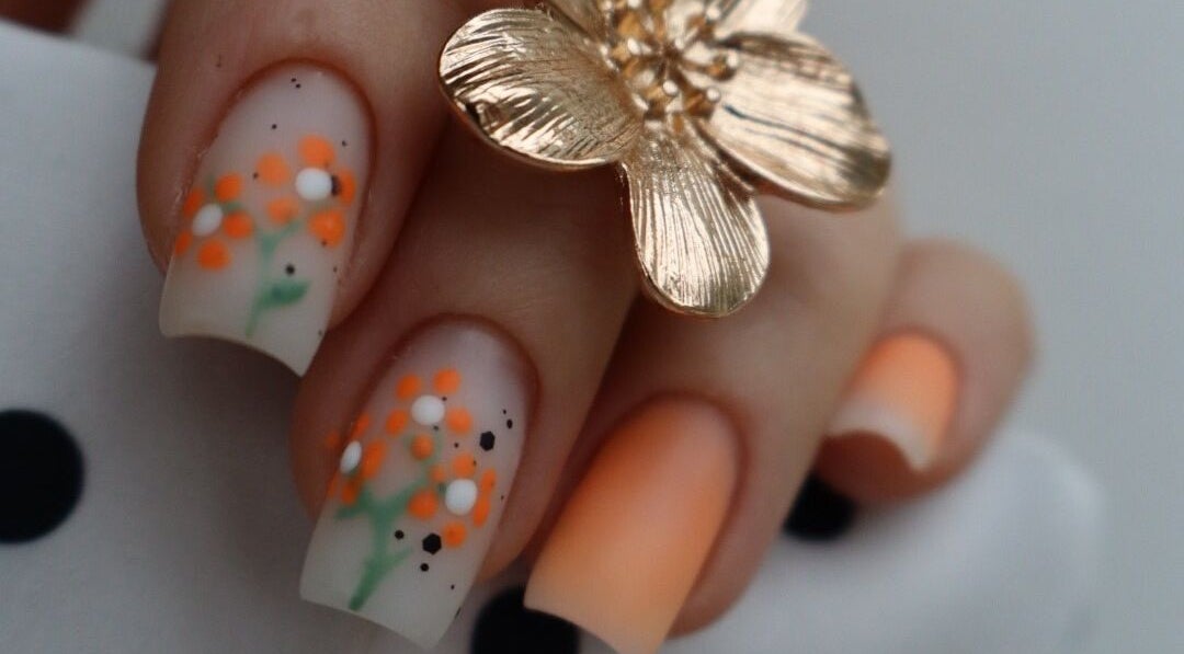 Elegant floral nail art at æló beauty, Sola, Rogaland, NO. Stunning details on manicured nails.