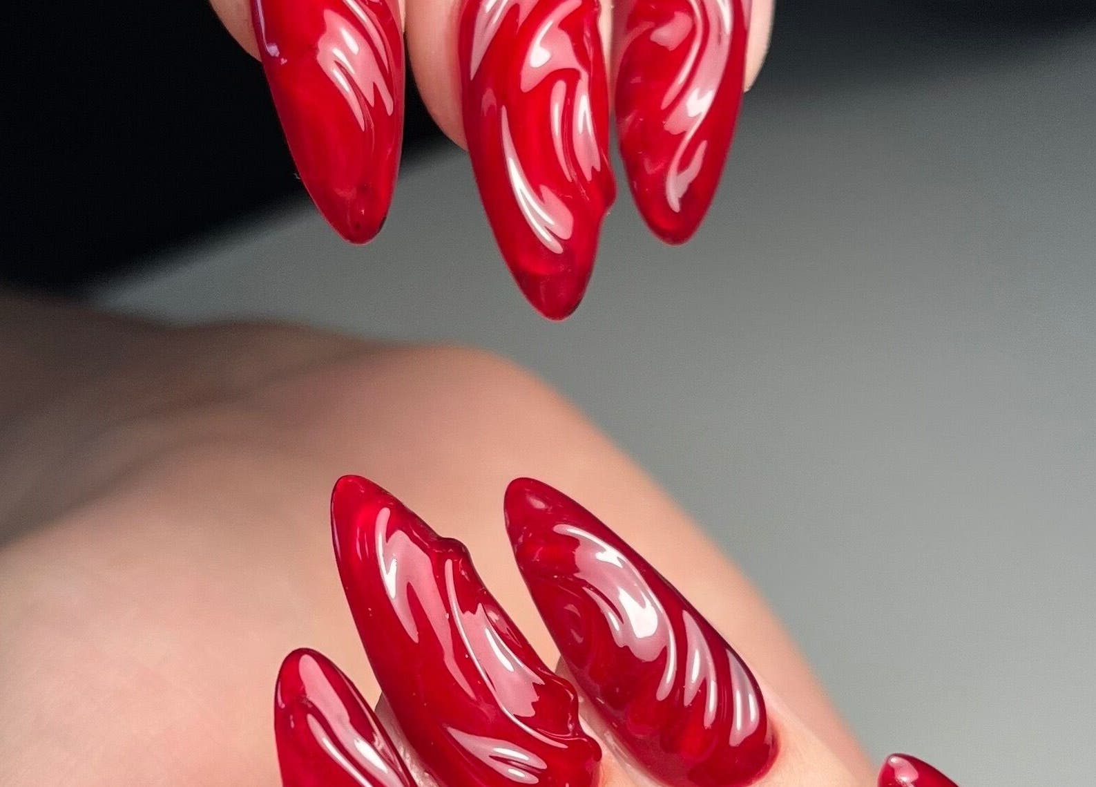 Elegantna rdeča manikira na Studio Alphie v Ljubljana - Črnuče, Ljubljana, SI.