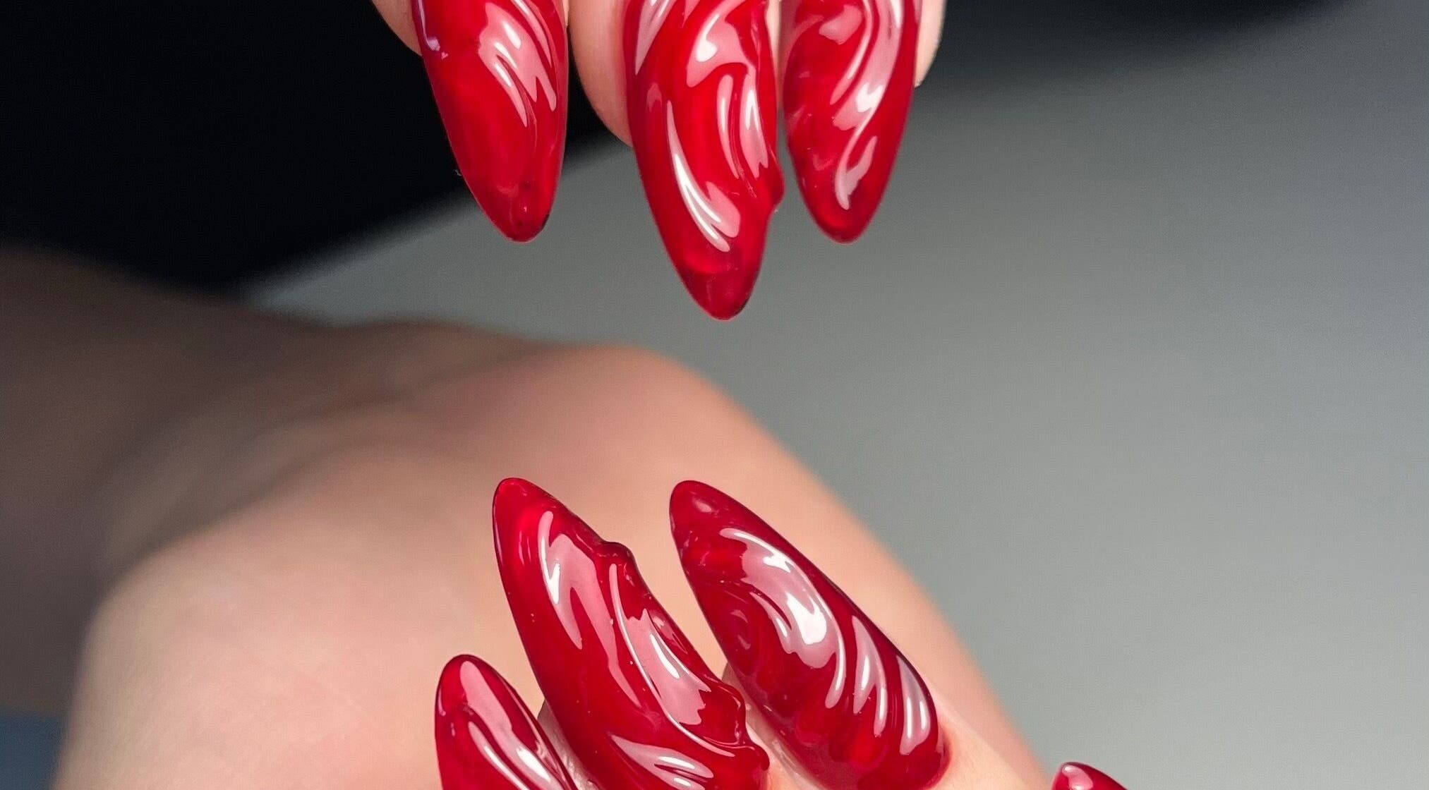 Elegantna rdeča manikira na Studio Alphie v Ljubljana - Črnuče, Ljubljana, SI.