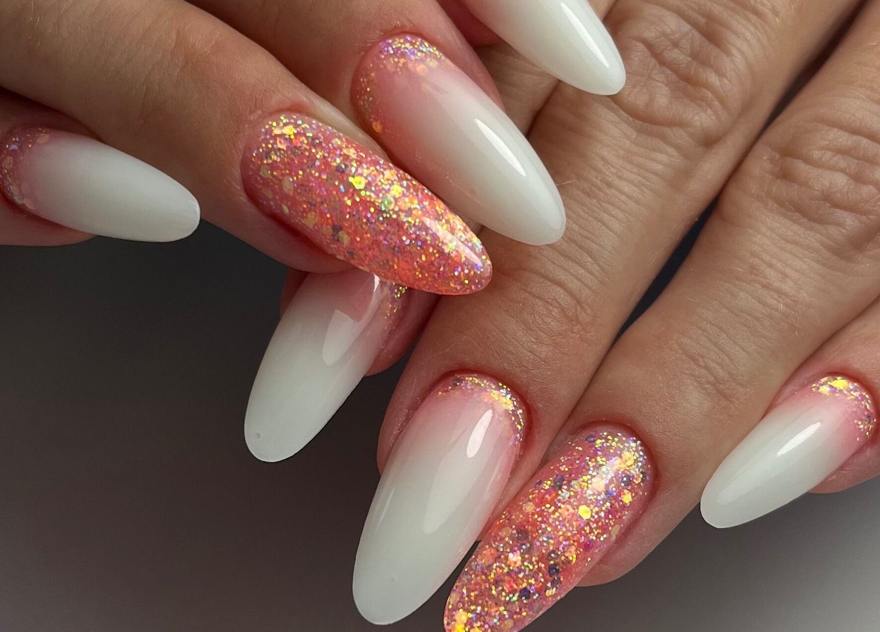 Bleščeči gelirani nohti v Studio Alphie, Ljubljana - Črnuče, Ljubljana, SI.