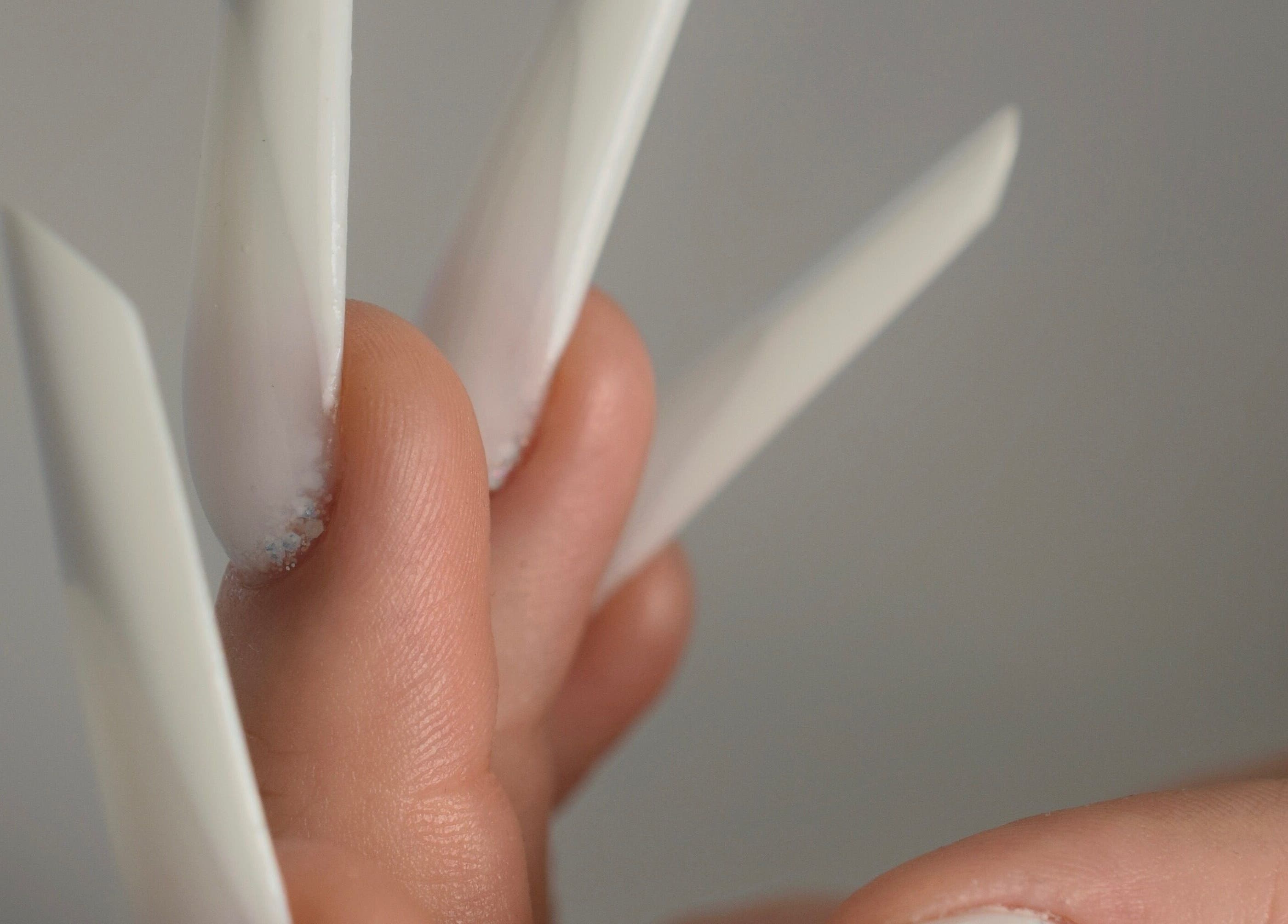 Bližnji pogled na elegantne, bele nohte v Studiu Alphie, Ljubljana - Črnuče, Ljubljana, SI.