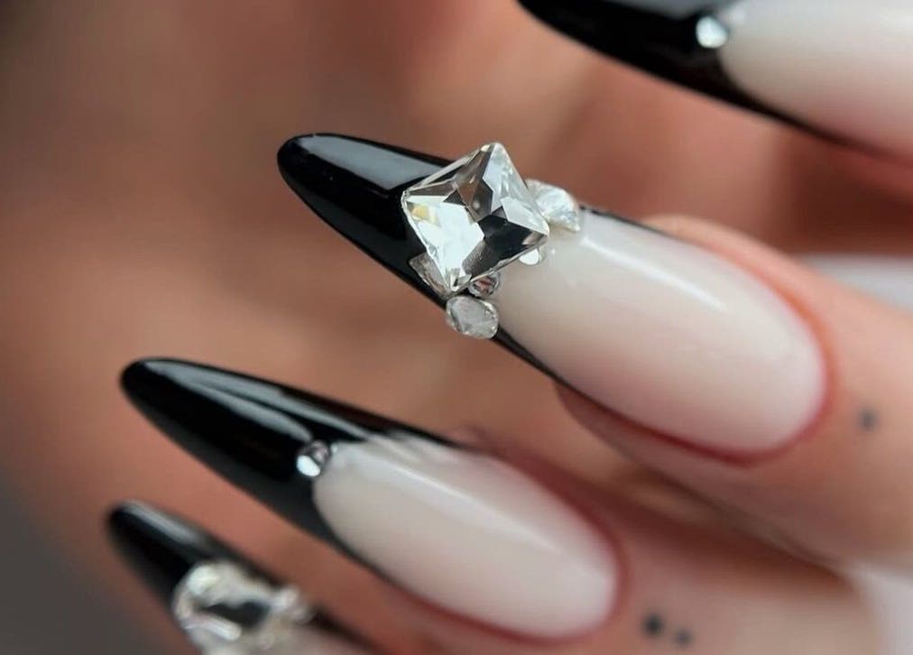 Eleganten dizajn nohtov s črnimi francoskimi konicami v Studiu Alphie, Ljubljana - Črnuče, Ljubljana, SI.