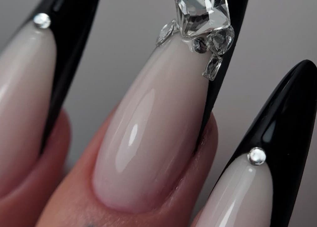 Elegantni črno-beli nohti s kristali v Studio Alphie, Ljubljana - Črnuče, Ljubljana, SI.