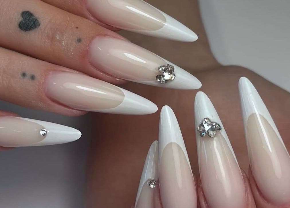 Elegantna manikura z belimi konicami in kristali v Studio Alphie, Ljubljana - Črnuče, Ljubljana, SI.