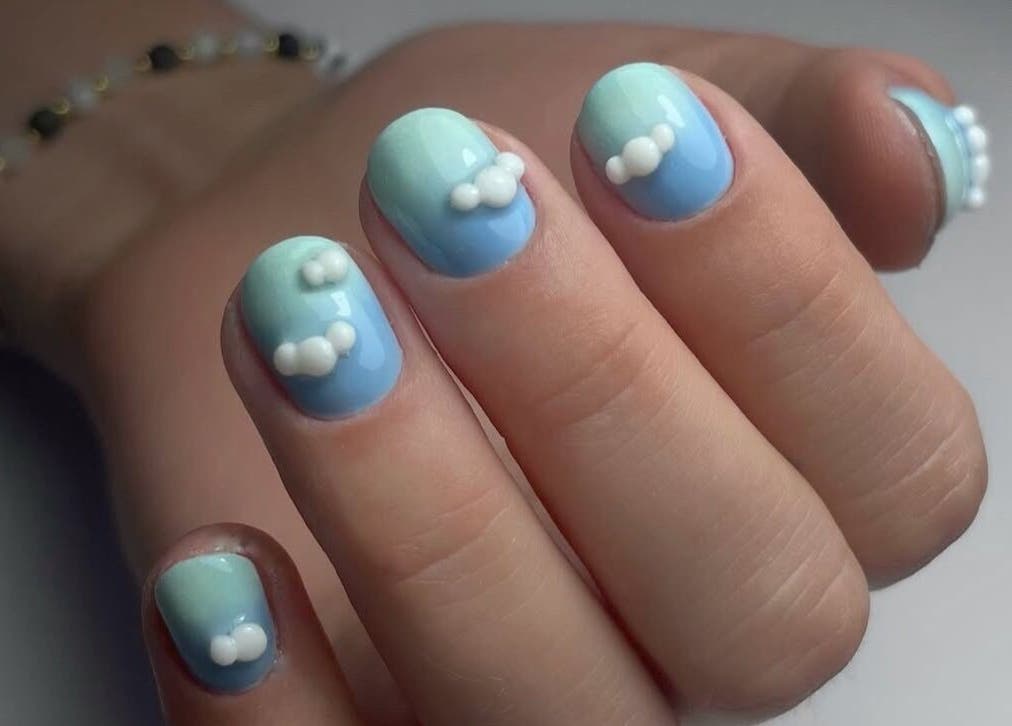 Pastelno modra in zelena manikura z biseri v Studio Alphie, Ljubljana - Črnuče, Ljubljana, SI.