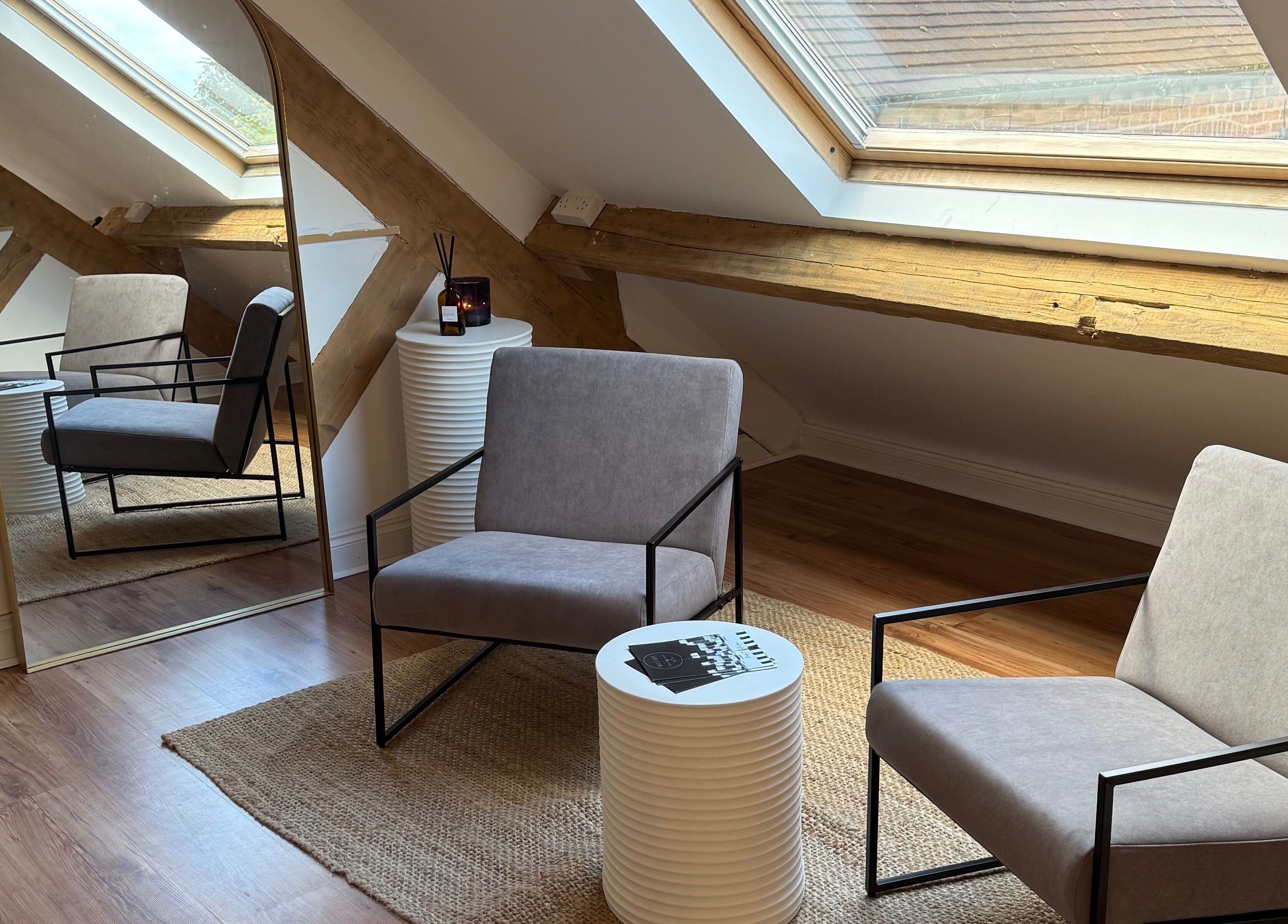 JL’s Hideaway Beauty & Aesthetics in Bewdley, England, GB offers modern chairs in a cozy loft ambiance.