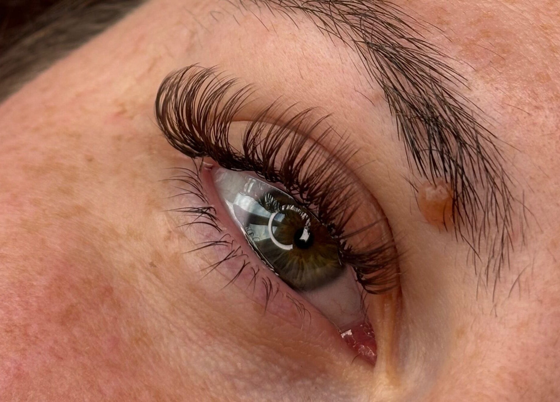 Close-up of expertly applied lashes at Amy’s Lash Lounge, Worthing, England, GB. Enhancing eye beauty.