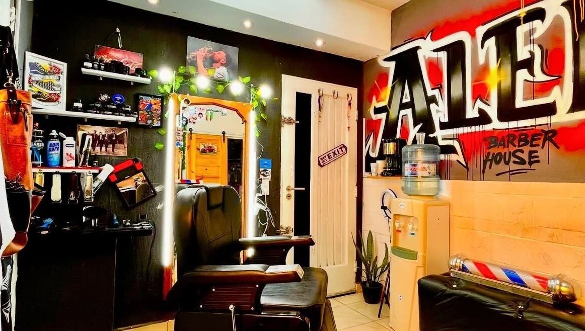 Interior moderno de El Aleman Barber House en Lomas Del Mirador, Provincia De Buenos Aires, AR. Decoración colorida y acogedora.