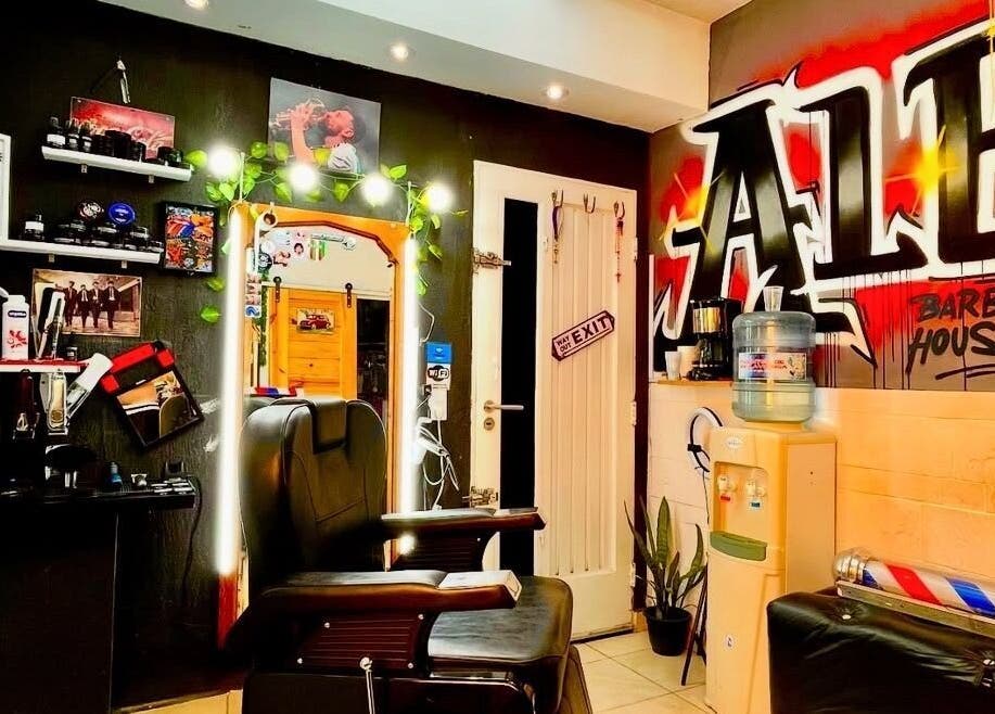 Interior moderno de El Aleman Barber House en Lomas Del Mirador, Provincia De Buenos Aires, AR. Decoración colorida y acogedora.