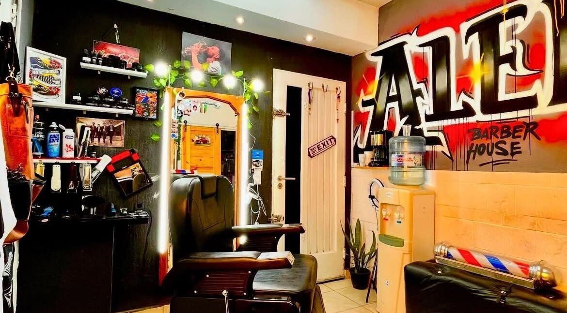 Interior moderno de El Aleman Barber House en Lomas Del Mirador, Provincia De Buenos Aires, AR. Decoración colorida y acogedora.